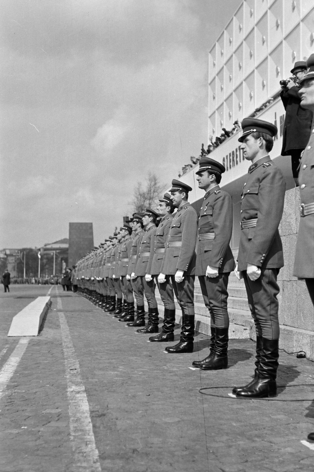 Magyarország, Budapest XIV., Ötvenhatosok tere (Felvonulási tér), április 4-i katonai díszszemle, jobbra a dísztribün., 1970, Kereki Sándor, katona, sorfal, Budapest, Fortepan #205794