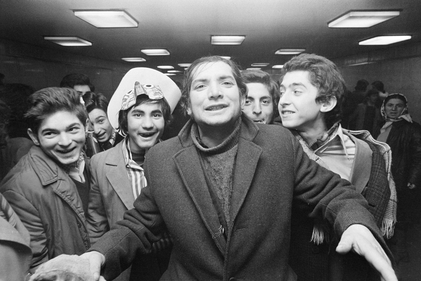 Hungary, Budapest VIII.,Budapest VII., szilveszterezők a Blaha Lujza téri aluljáróban., 1977, Kereki Sándor, Budapest, youth, fun, Fortepan #205808