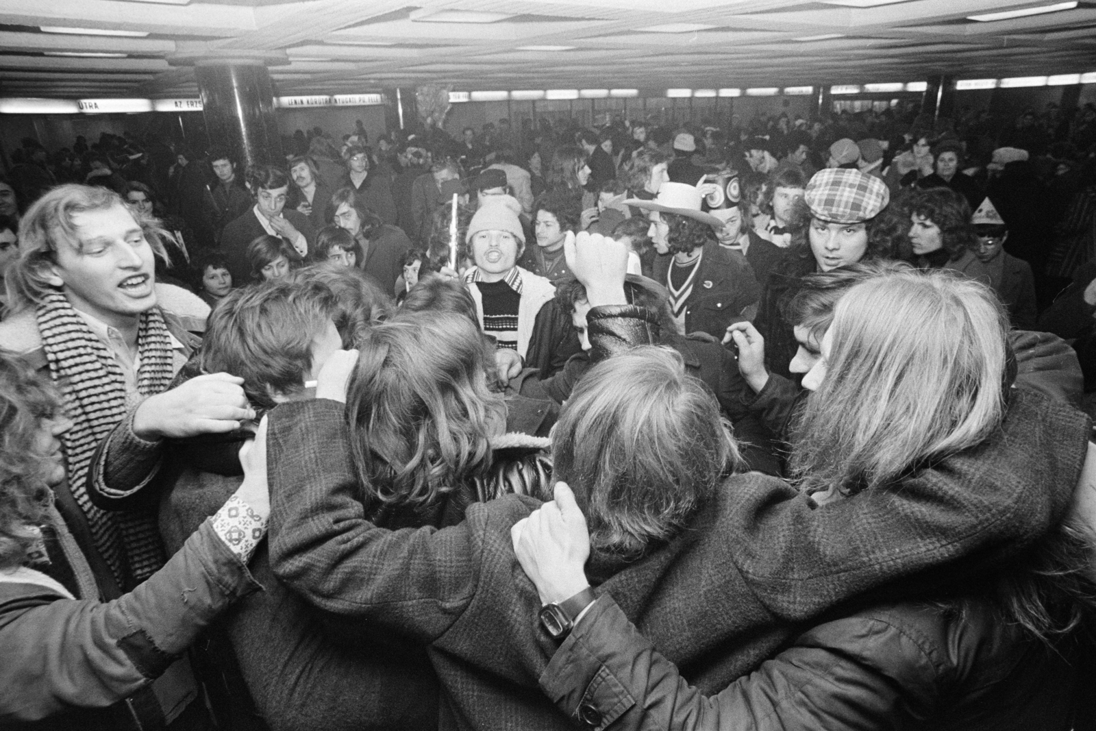 Hungary, Budapest VIII.,Budapest VII., szilveszterezők a Blaha Lujza téri aluljáróban., 1977, Kereki Sándor, Budapest, mass, dance, arms around shoulders, fun, Fortepan #205809