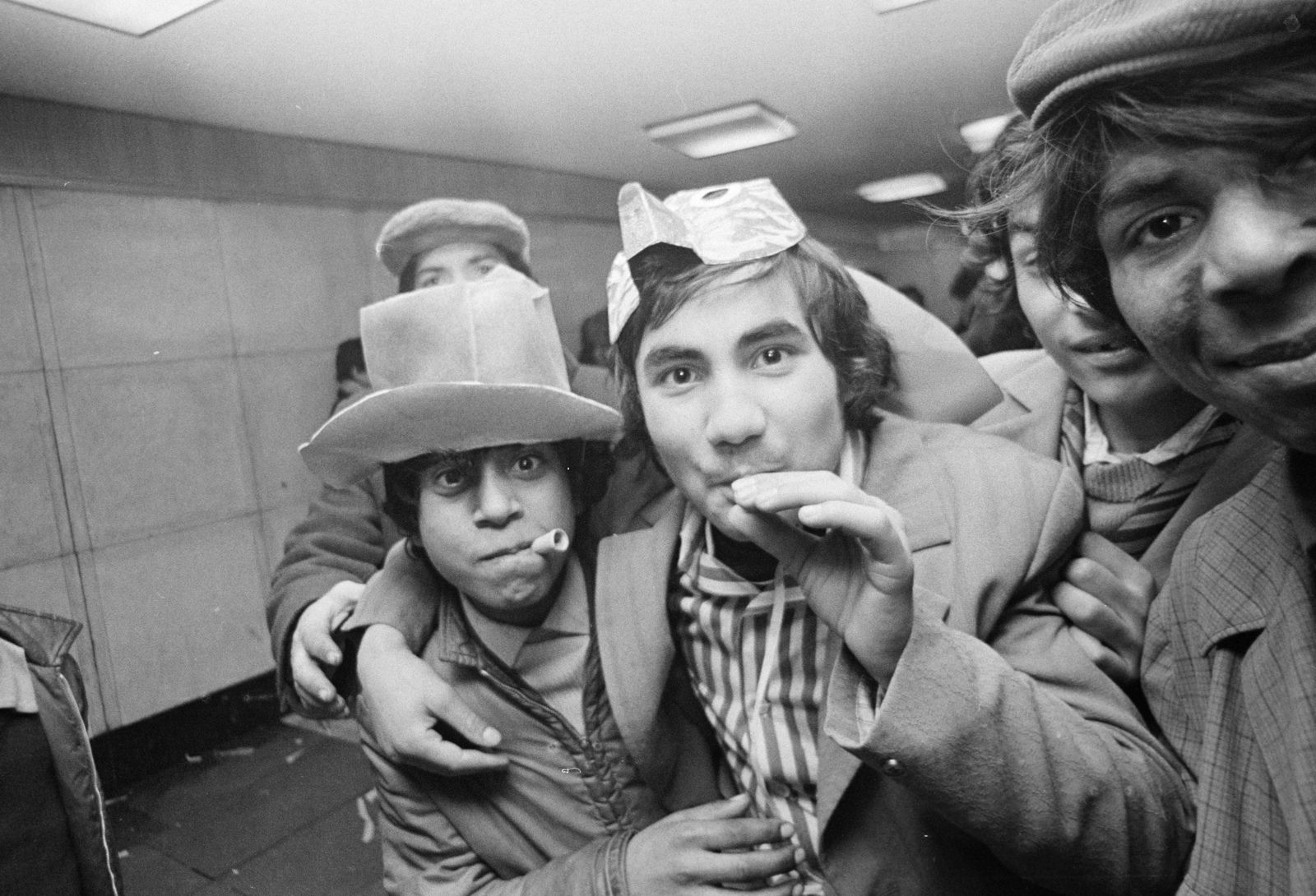 Hungary, Budapest VIII.,Budapest VII., szilveszterezők a Blaha Lujza téri aluljáróban., 1977, Kereki Sándor, Budapest, mask, jesting, youth, Fortepan #205810