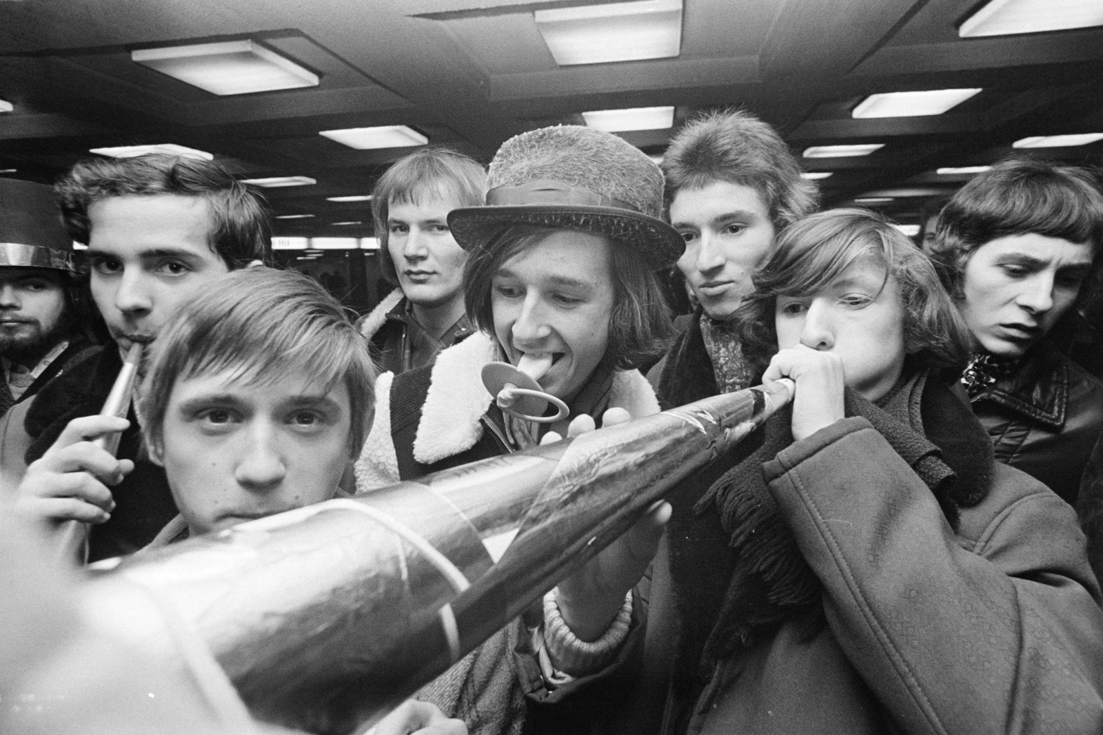 Hungary, Budapest VIII.,Budapest VII., szilveszterezők a Blaha Lujza téri aluljáróban., 1977, Kereki Sándor, Budapest, paper trumpet, pacifier, boys, Fortepan #205813