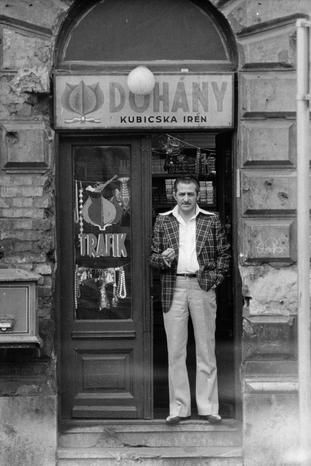 Hungary, Budapest VIII., trafik a Mátyás tér 5/a szám alatt., 1975, Kereki Sándor, tobacco shop, Budapest, store display, checked dress, bullet hole, Fortepan #205823