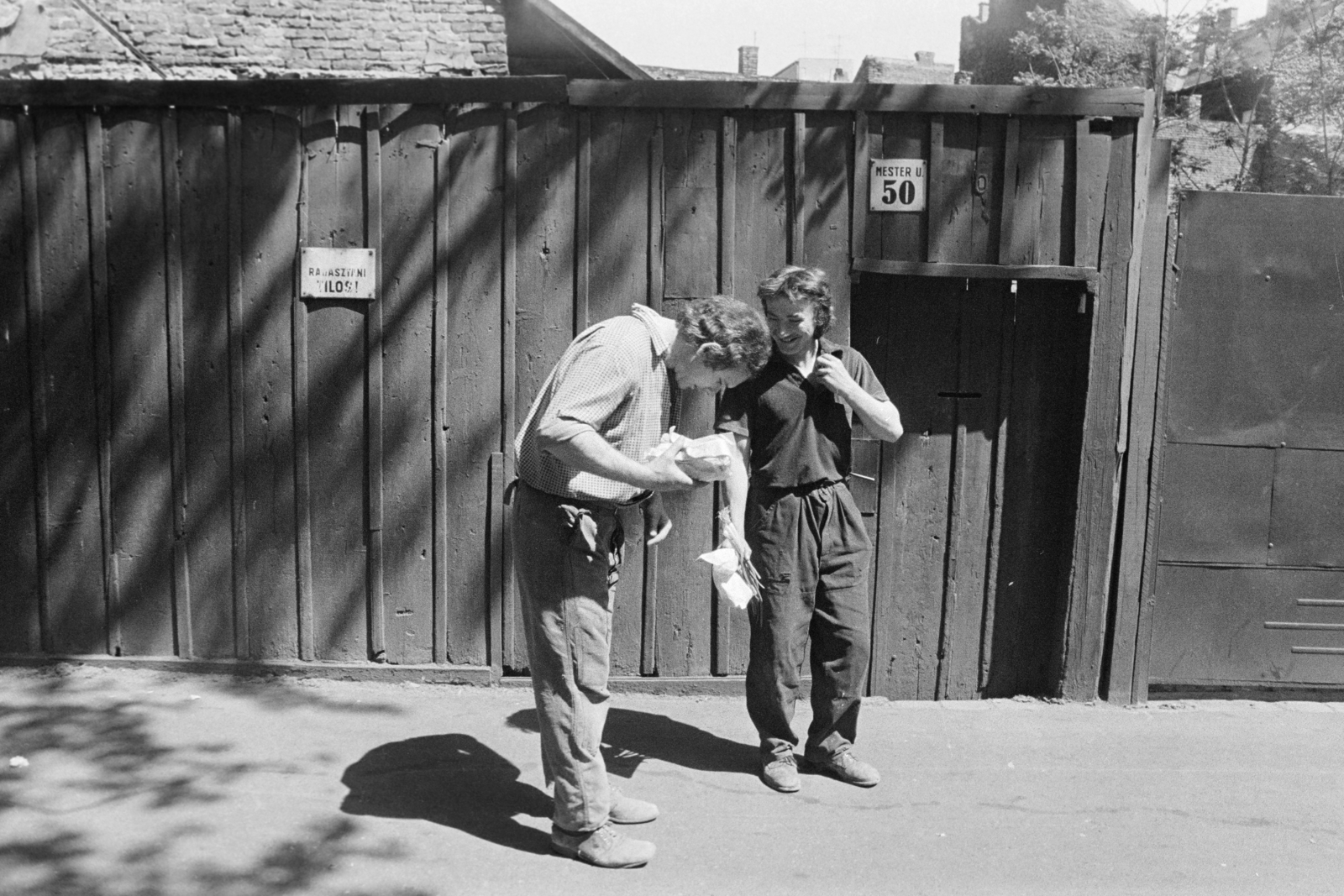 Magyarország, Budapest IX., a felvétel a Mester utca 50-es számú ház kerítése előtt készült., 1975, Kereki Sándor, Budapest, Best of, nadrág, vidámság, Fortepan #205826