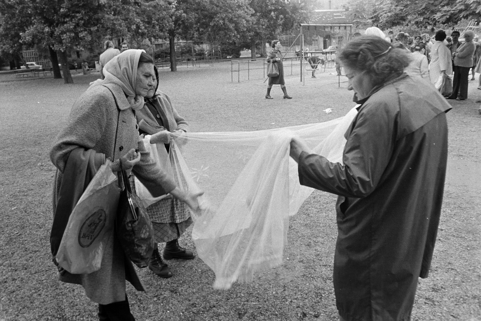 Hungary, Budapest IX., Ferenc tér., 1975, Kereki Sándor, Budapest, curtain, woman's shoe, women, Fortepan #205829