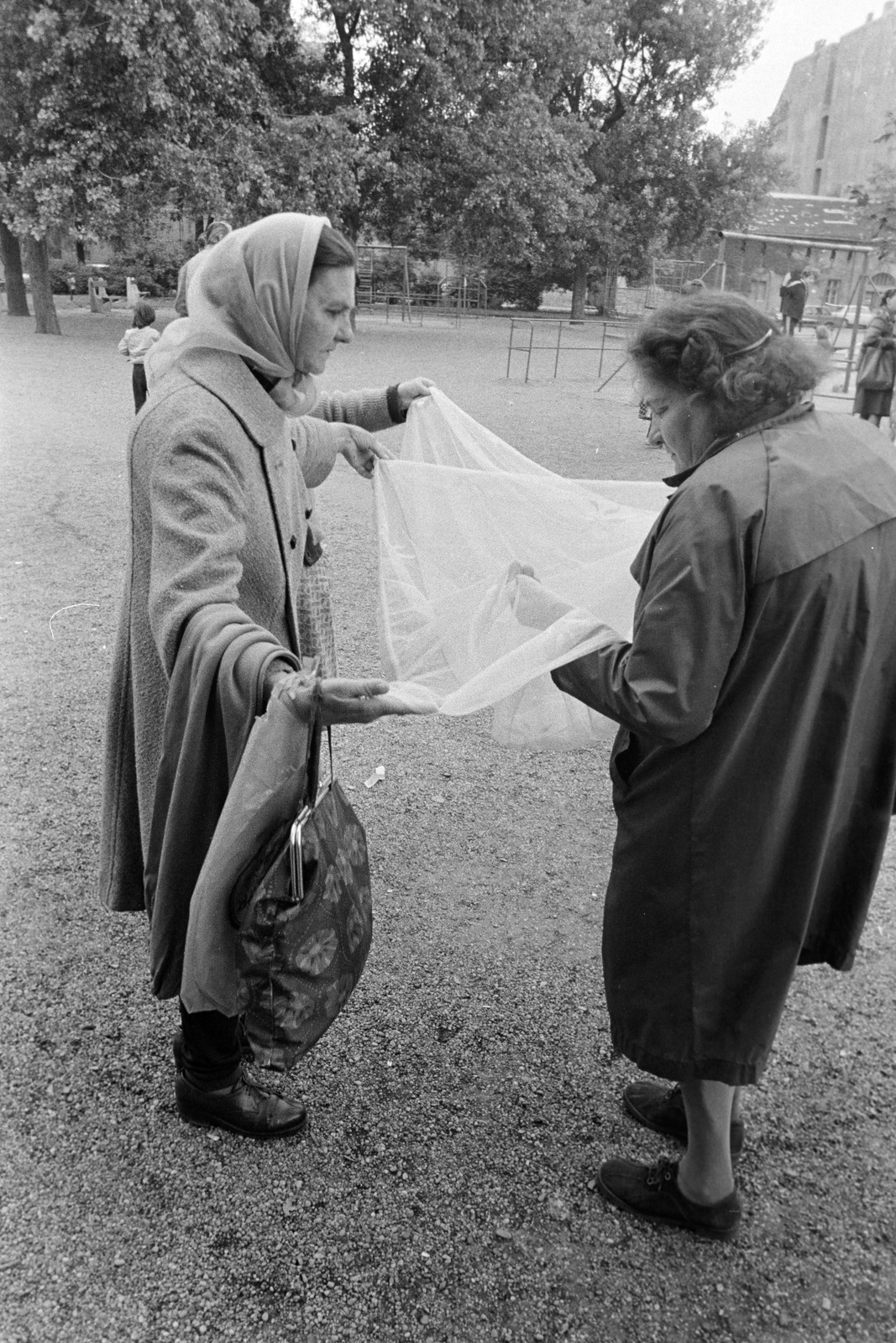 Hungary, Budapest IX., Ferenc tér., 1975, Kereki Sándor, Budapest, bag, curtain, women, Fortepan #205830
