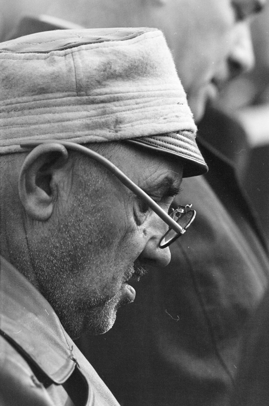Hungary, Budapest X., Albertirsai út, Lóversenypálya (később Kincsem Park)., 1970, Kereki Sándor, Budapest, man, glasses, face profile, cap, Fortepan #205859