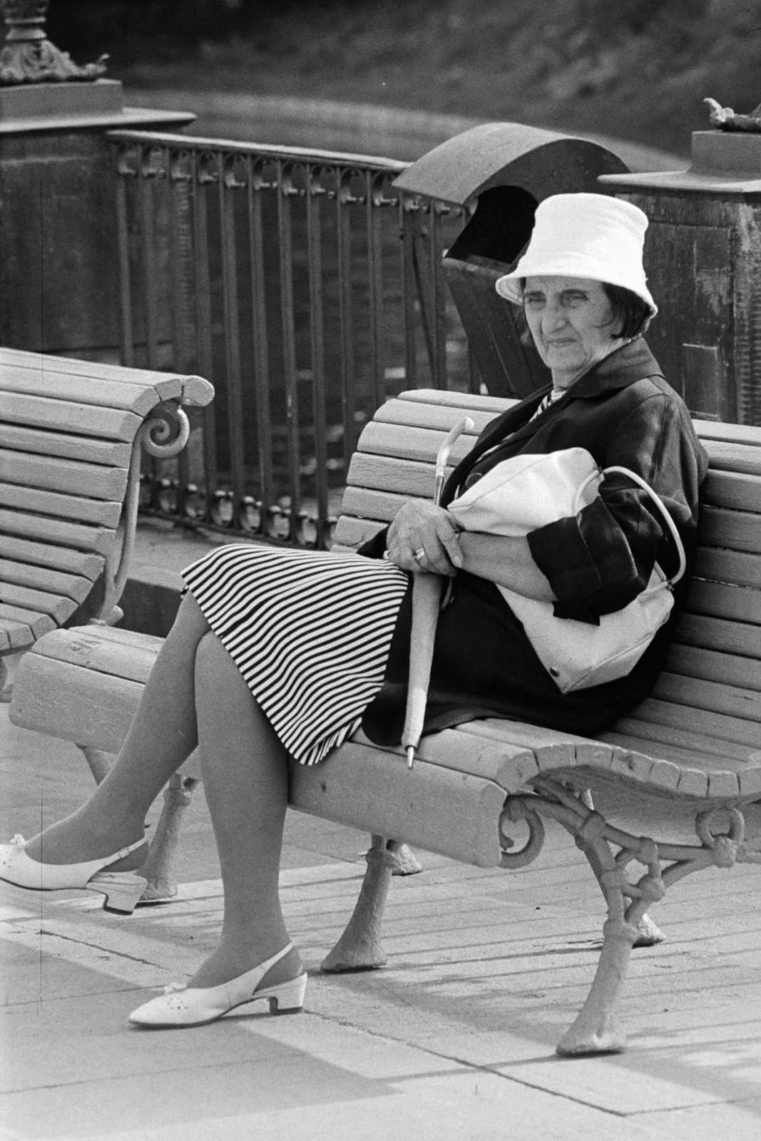 1977, Kereki Sándor, sandal, hat, bench, striped dress, handbag, lady, Fortepan #205870