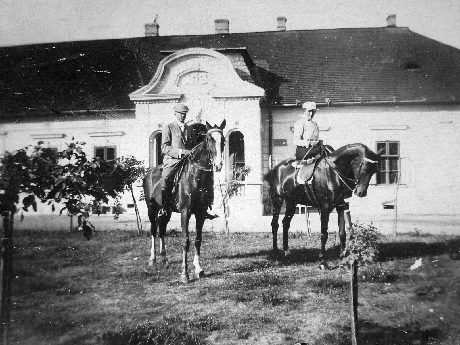 Hungary, (ekkor még Szolgaegyháza néven Sárosdhoz tartozott). Nedeczky-Griebsch kastély, a felvétel a lovarda épülete előtt készült., 1915, Fortepan, horse, man and woman, rider, mansion, pediment, women's saddles, Fortepan #20588