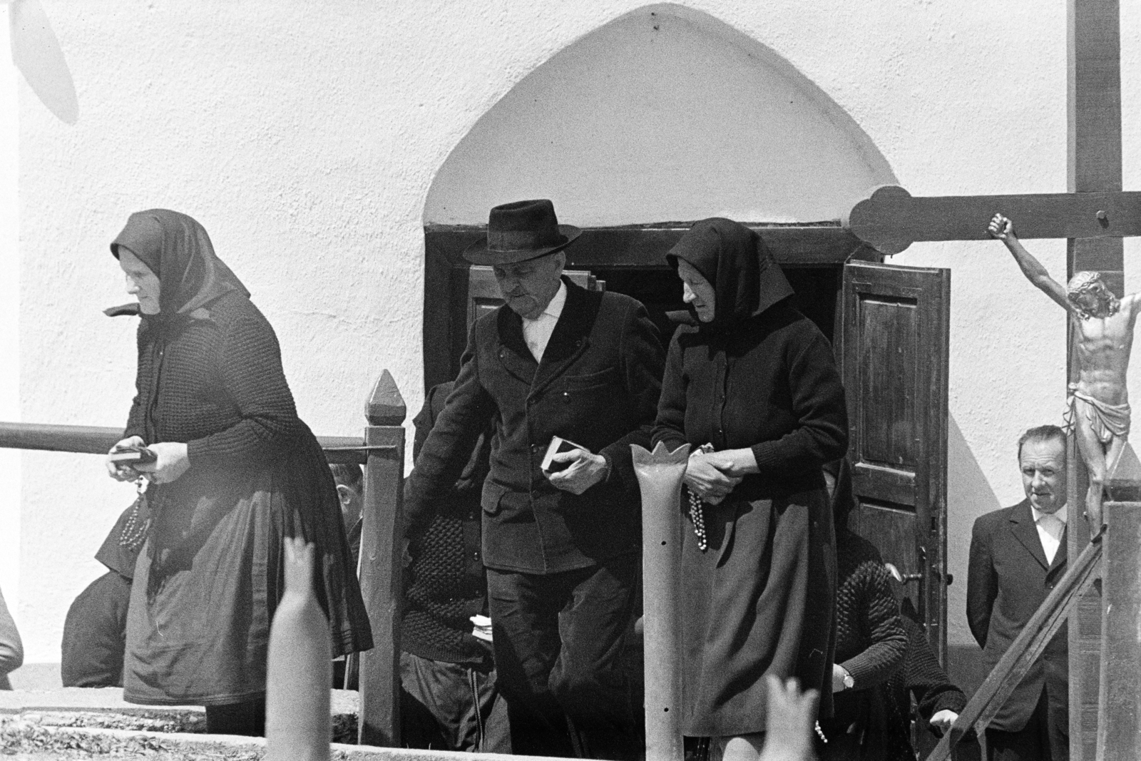 Magyarország, Hollókő, a felvétel a Szent Márton-templom bejárata előtt készült., 1974, Kereki Sándor, templom, katolikus, Fortepan #205893