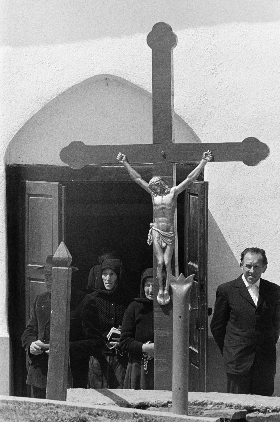 Magyarország, Hollókő, a felvétel a Szent Márton-templom bejárata előtt készült., 1974, Kereki Sándor, templom, katolikus, kereszt_jelkép, feszület, Fortepan #205894
