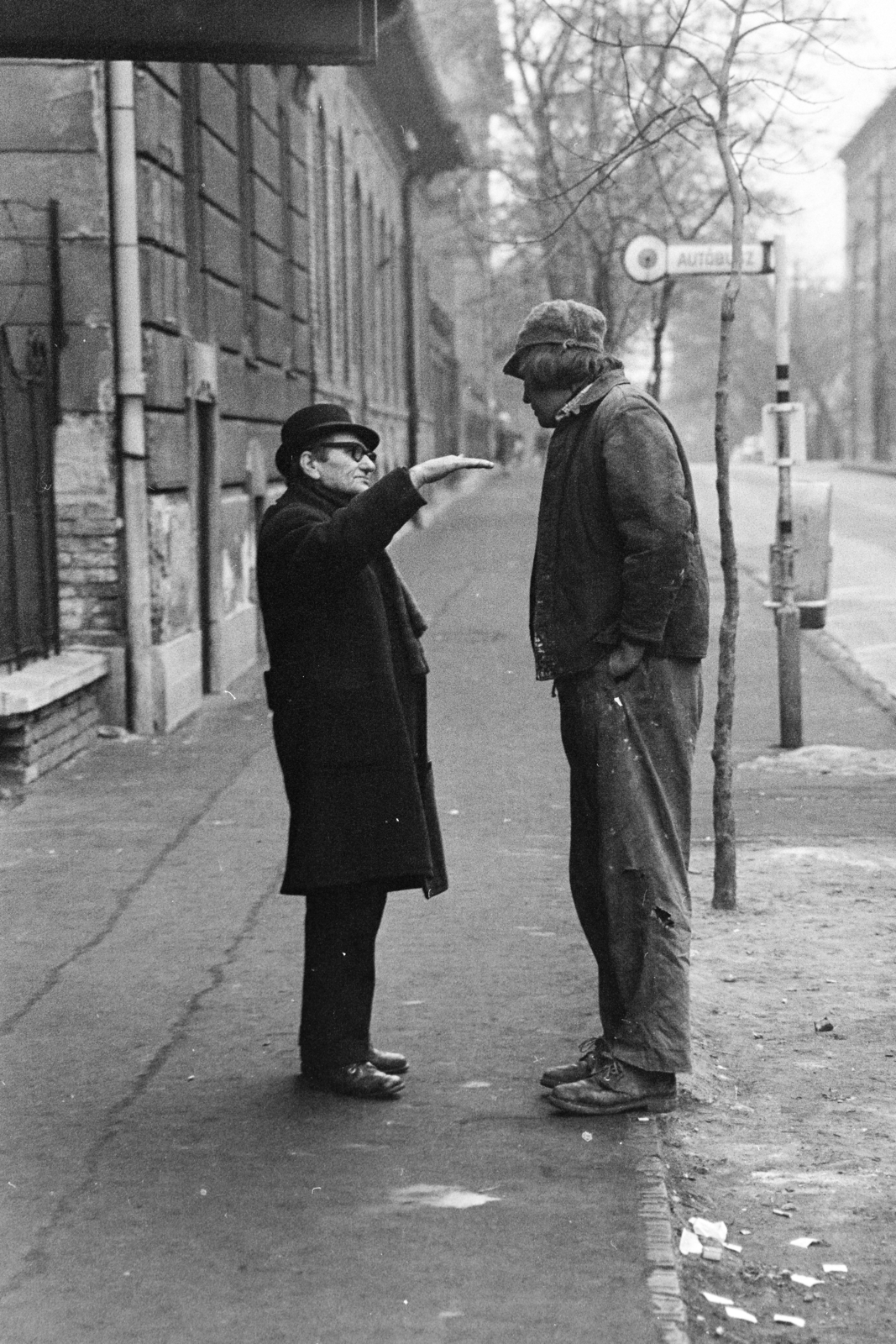 Hungary, Budapest XIV., Szugló utca, buszmegálló a 77-79. számú ház előtt a Nagy Lajos király útja - Angol utca közötti szakaszon., 1978, Kereki Sándor, bus stop, Budapest, talks, gesture, men, Fortepan #205907