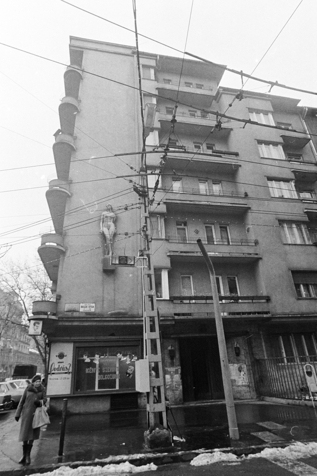 Magyarország, Budapest VII., Damjanich utca - Bajza utca sarok. A homlokzaton látható női akt szobor Szentgyörgyi Darabos János szobrászművész munkája., 1974, Kereki Sándor, Budapest, Fortepan #205908