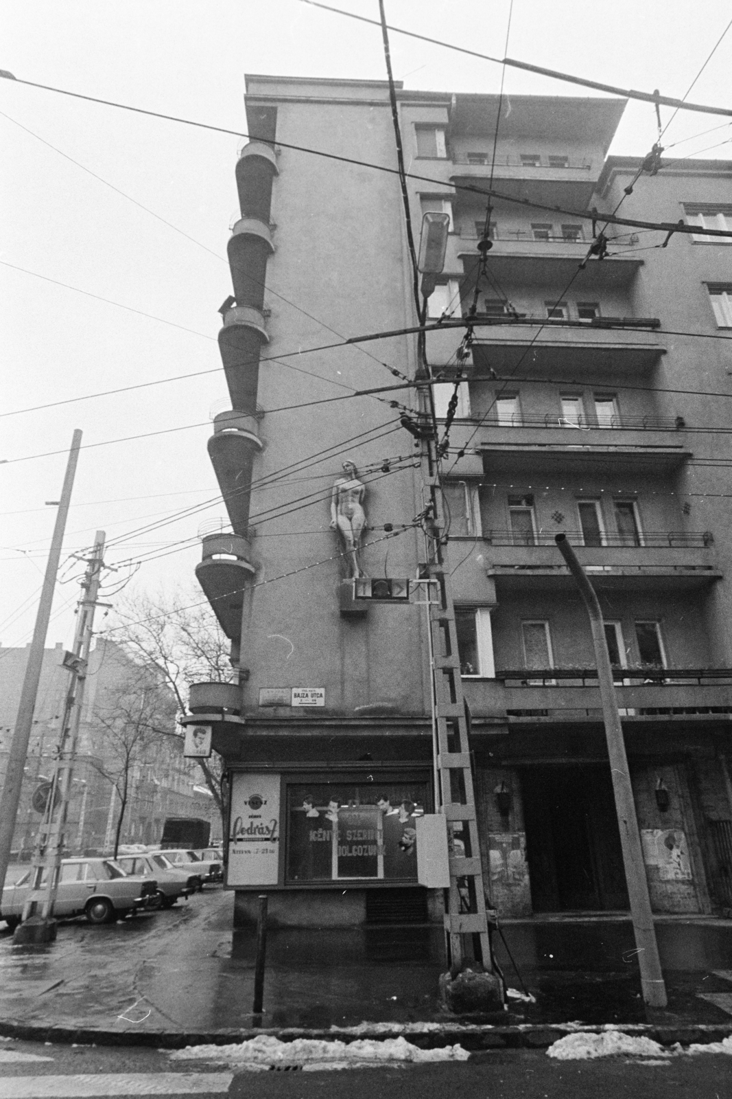 Magyarország, Budapest VII., Damjanich utca - Bajza utca sarok. A homlokzaton látható női akt szobor Szentgyörgyi Darabos János szobrászművész munkája., 1974, Kereki Sándor, Budapest, Fortepan #205909