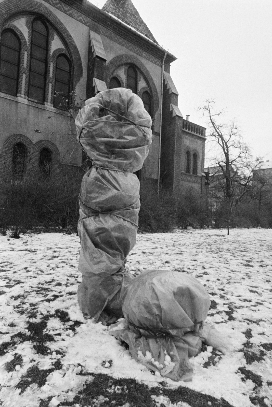 Hungary, Budapest VII., Reformációi park (ekkor névtelen) a Városligeti (Gorkij) fasor - Bajza utca saroknál. Előtérben Végvári Gyula keramikus 1973-ban felállított térplasztikája télire becsomagolva. Háttérben balra a fasori evangélikus templom., 1974, Kereki Sándor, Budapest, winter, sculpture, Fortepan #205911