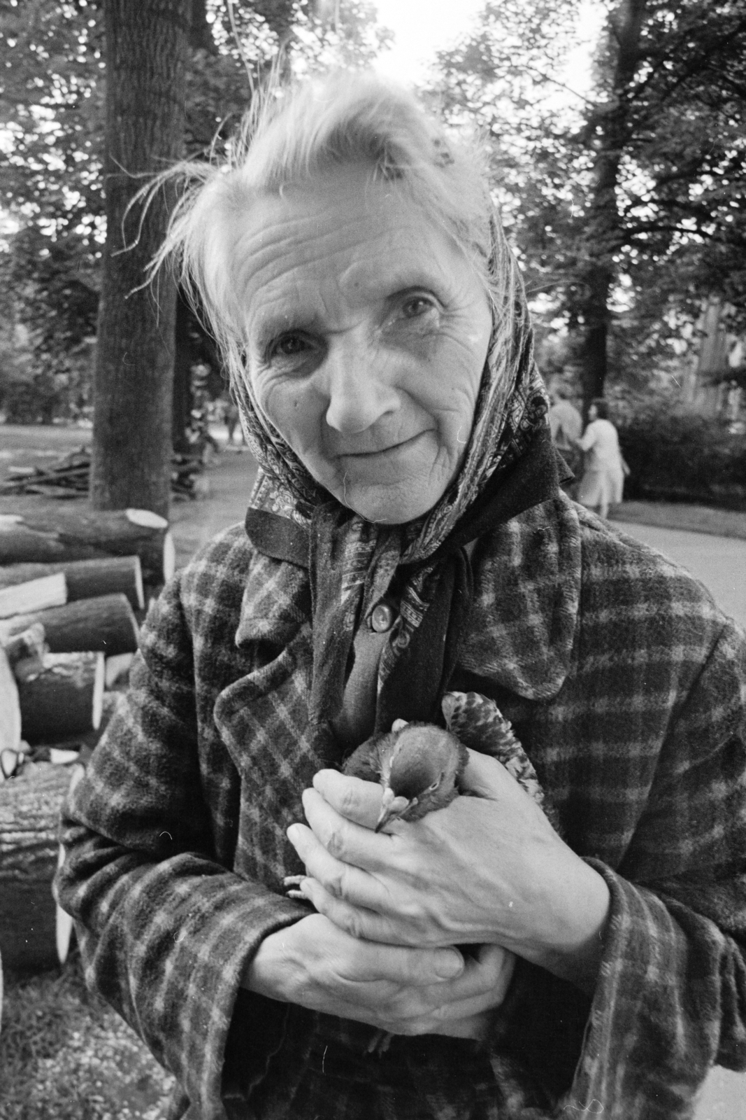 Lengyelország, Krakkó, park a városfalnál a Flórián kapu közelében., 1974, Kereki Sándor, galamb, kézben tartani, Fortepan #205917
