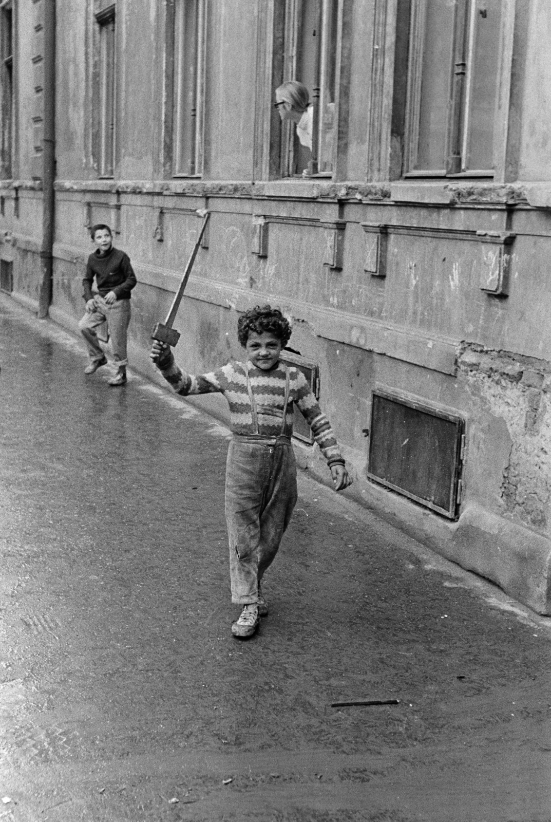 Szlovákia, Kassa, a felvétel a Franciskánus utca (ulica Františkánska, ekkor ulica Józsefa Attilu) 5-ös számú ház előtt készült., 1974, Kereki Sándor, Csehszlovákia, fakard, Fortepan #205924