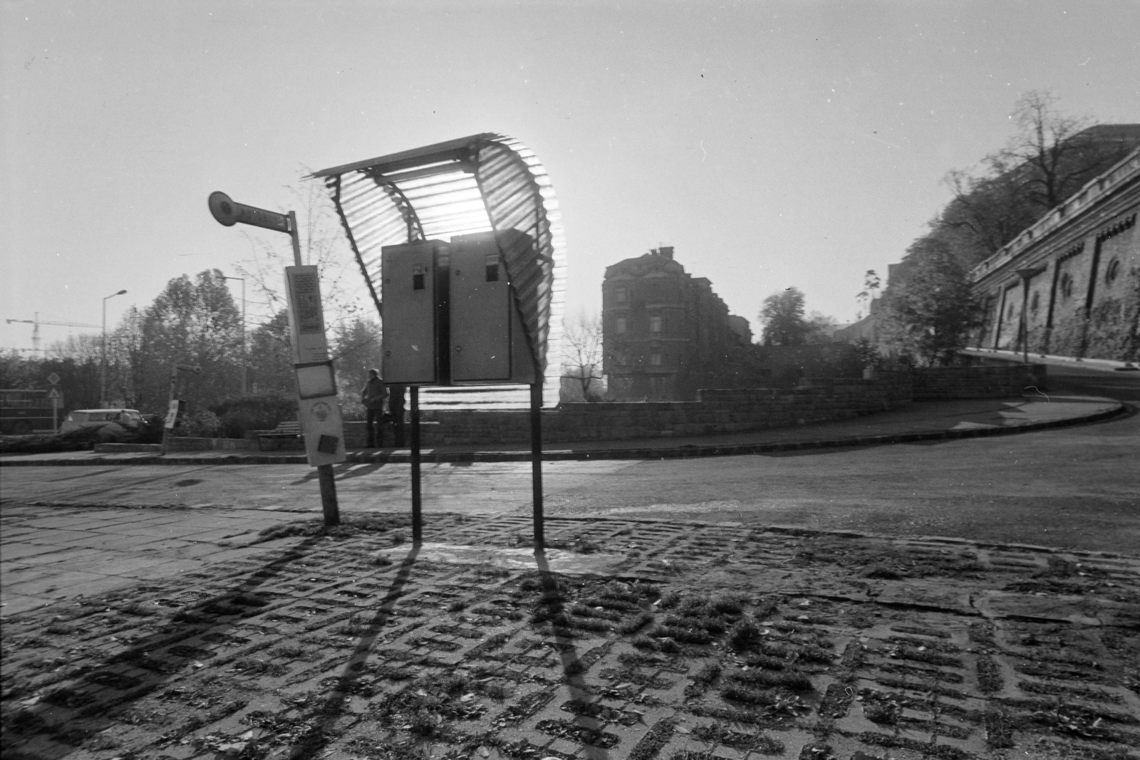 Magyarország, Budapest I., Clark Ádám tér, szemben középen a Lánchíd utca házai, jobbra a Sikló utca., 1977, Kereki Sándor, Budapest, jegyárusító automata, automata, Fortepan #205943