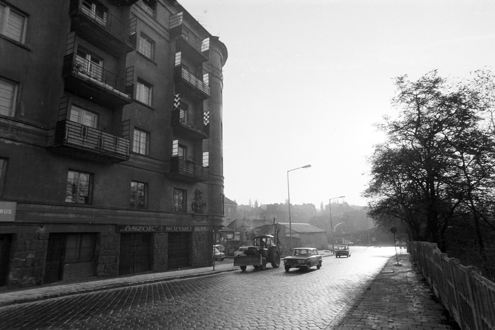 Hungary, Budapest I., előtérben balra a Győző utca 5-ös számú ház a Pálya utca sarkán., 1977, Kereki Sándor, Budapest, street view, Fortepan #205946