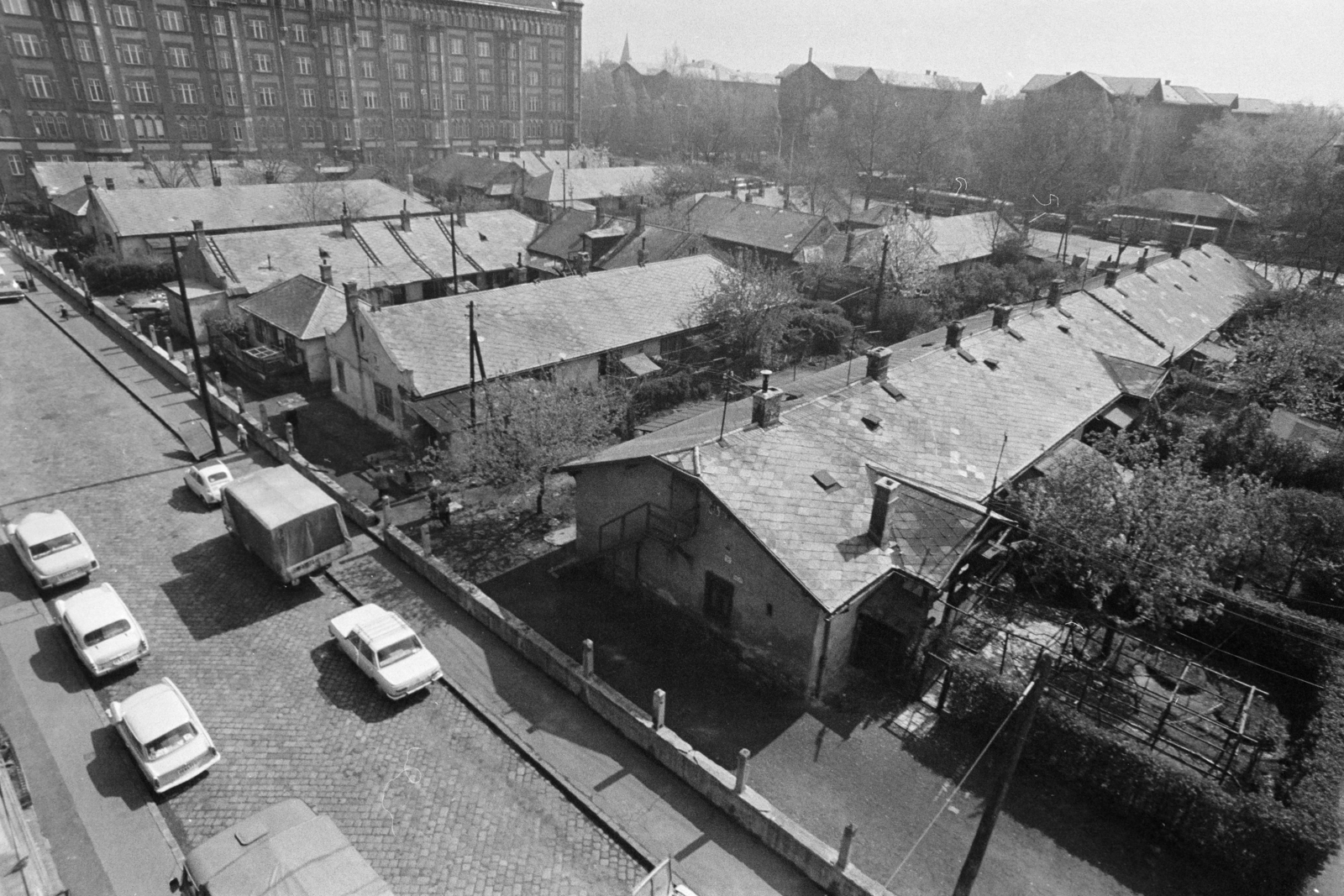 Hungary, Budapest IX., Mihálkovics utca, a bontás előtt álló Mihálkovics-telep. Szemben az Üllői úton álló lakóépületek hátsó homlokzata, jobbra a Haller utca (Hámán Kató út)., 1977, Kereki Sándor, Budapest, bird's eye view, Fortepan #205955