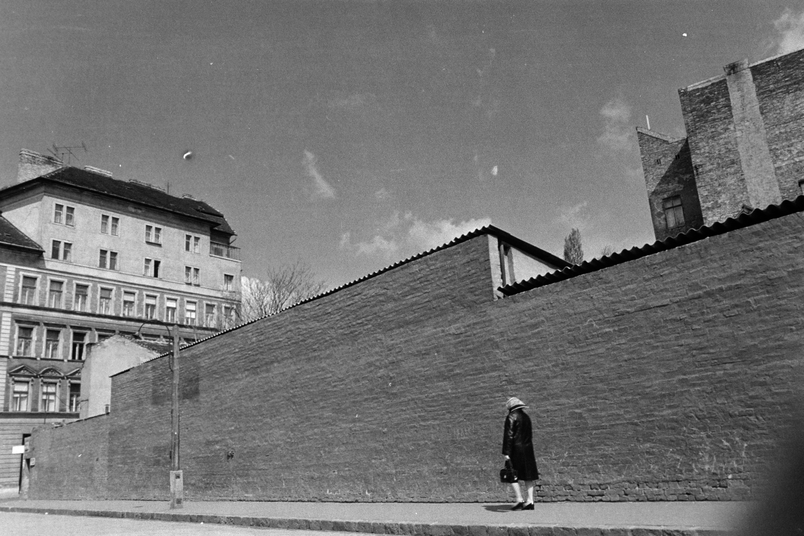 Hungary, Budapest IX., Balázs Béla utca, háttérben a 32/b jelű ház a Sobieski János utca sarkán áll., 1977, Kereki Sándor, Budapest, brick wall, Fortepan #205957