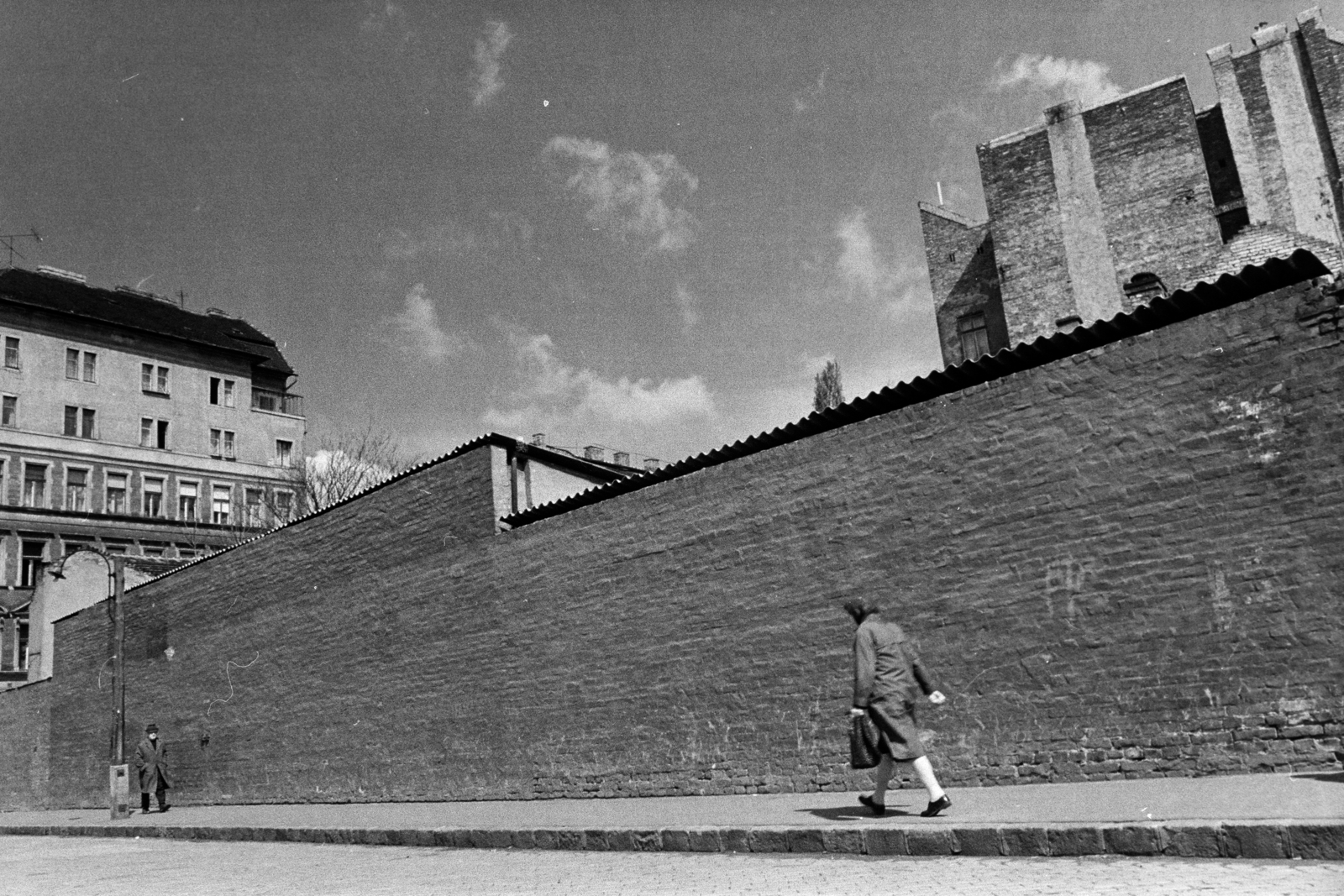 Hungary, Budapest IX., Balázs Béla utca, balra a háttérben a 32/b számú ház a Sobieski János utca sarkán áll., 1977, Kereki Sándor, Budapest, brick wall, Fortepan #205958