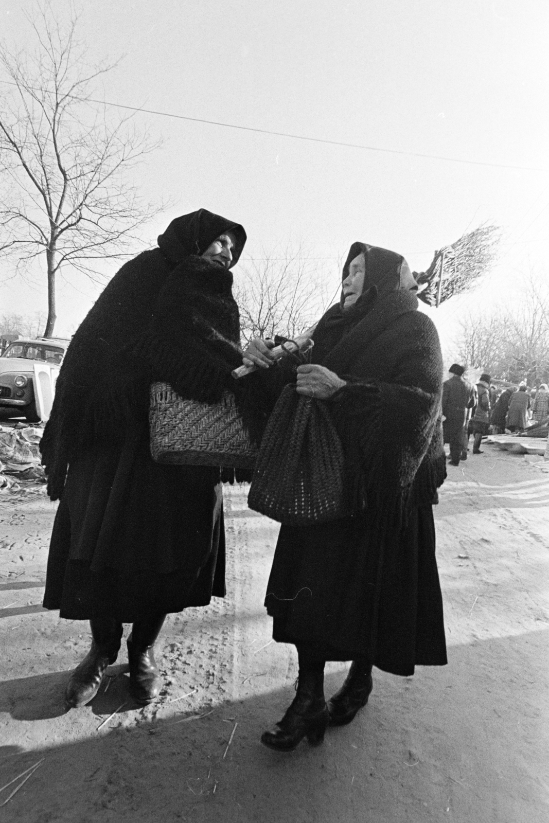 1972, Kereki Sándor, talks, old person, shawl, wicker bag, Fortepan #205960