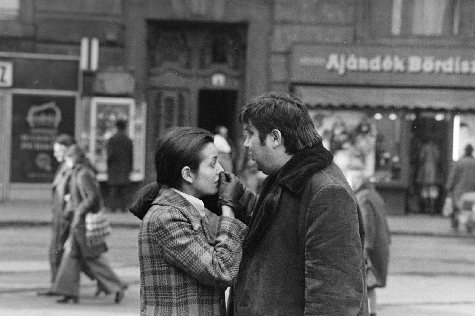 Hungary, Budapest XIII., Kádár utca, háttérben a Visegrádi utca 6-os számú ház kapuja., 1975, Kereki Sándor, Budapest, checked dress, fur coat, leather goods, Fortepan #205980