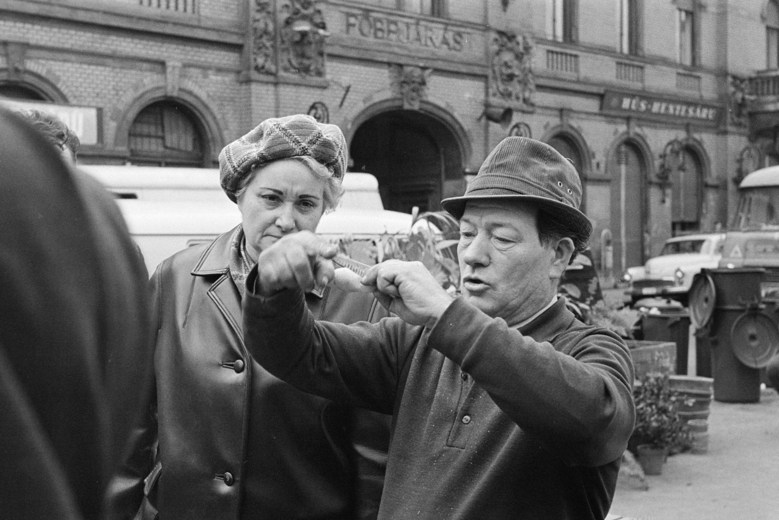 Hungary, Budapest VI., Hunyadi tér, piac a vásárcsarnok előtt., 1975, Kereki Sándor, Budapest, seller, hat, man, Fortepan #205996