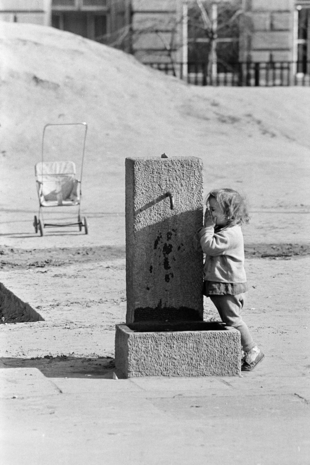 Hungary, Budapest VII., Klauzál tér., 1975, Kereki Sándor, Budapest, baby carriage, drinking fountain, kid, Fortepan #206000