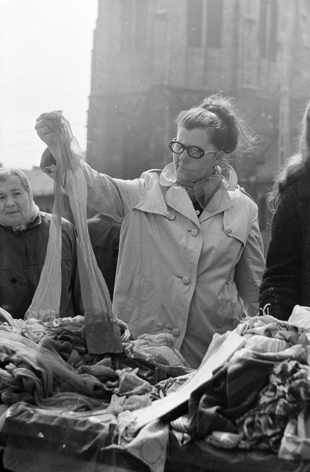 Hungary, Budapest XIII., Lehel (Élmunkás) téri piac, háttérben az Árpád-házi Szent Margit-templom., 1975, Kereki Sándor, market, shopping, pantyhose, Budapest, Fortepan #206008