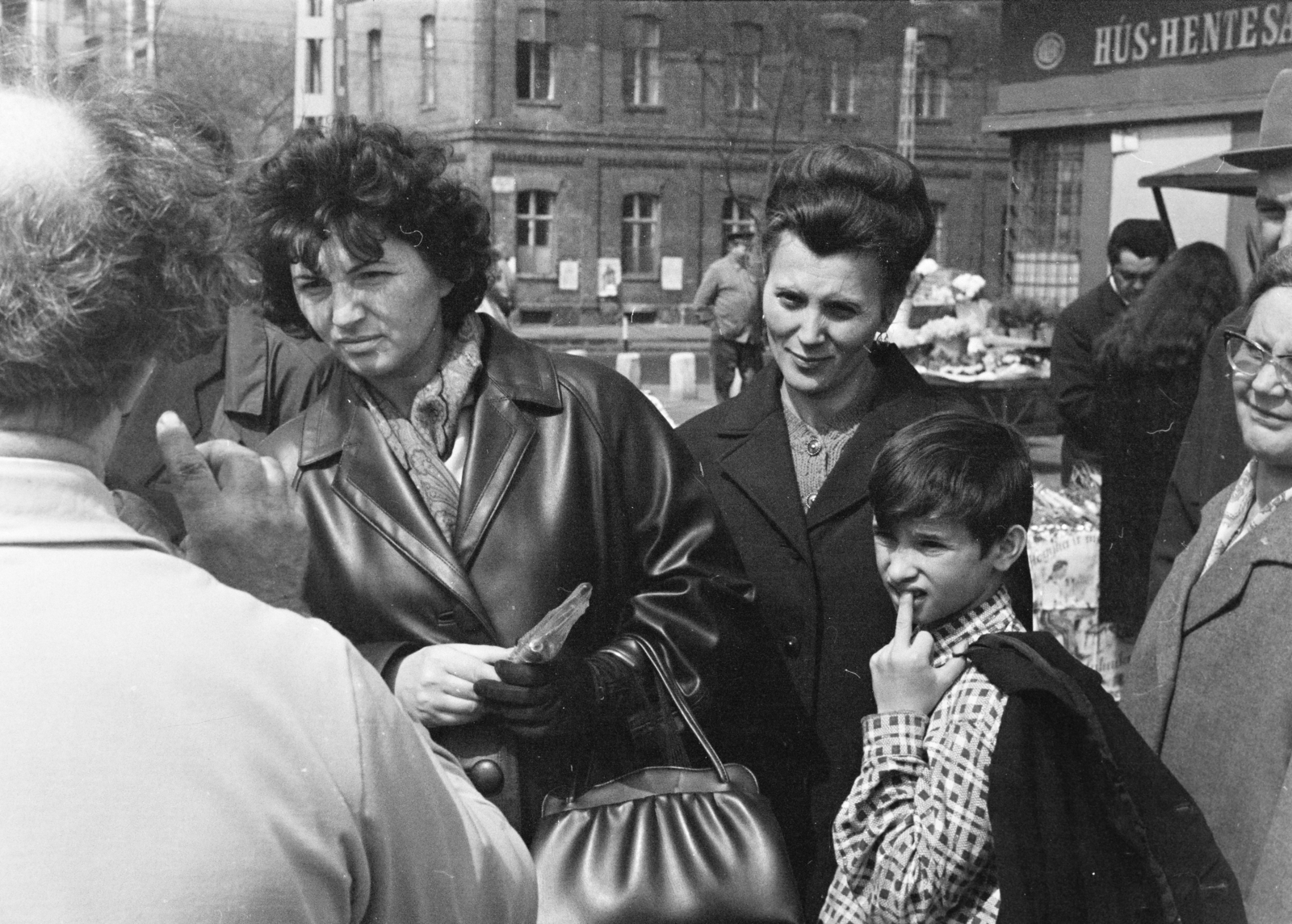 Hungary, Budapest XIII., Lehel (Élmunkás) téri piac, háttérben a Váci út, balra az Alig utca torkolata., 1975, Kereki Sándor, Budapest, market, gesture, curiosity, bun, Fortepan #206009