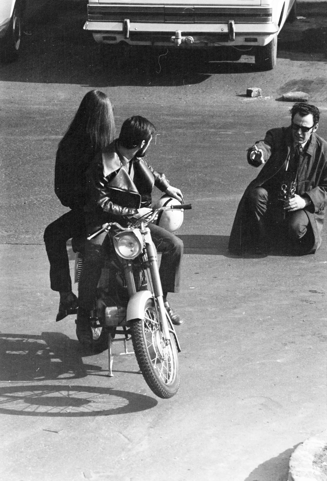 Magyarország, Budapest V., a felvétel a Hotel Duna Intercontinental parkolójában készült., 1973, Kereki Sándor, Budapest, mutatni, motorkerékpár, fényképezőgép, fotózás, Yashica-márka, Fortepan #206015