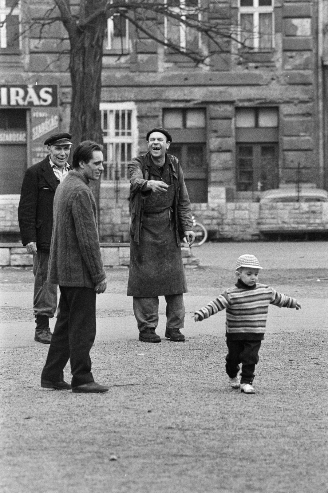 Hungary, Budapest VI., Hunyadi tér, háttérben a 10-es számú ház., 1973, Kereki Sándor, Budapest, Best of, apron, kid, point a finger, men, Fortepan #206021