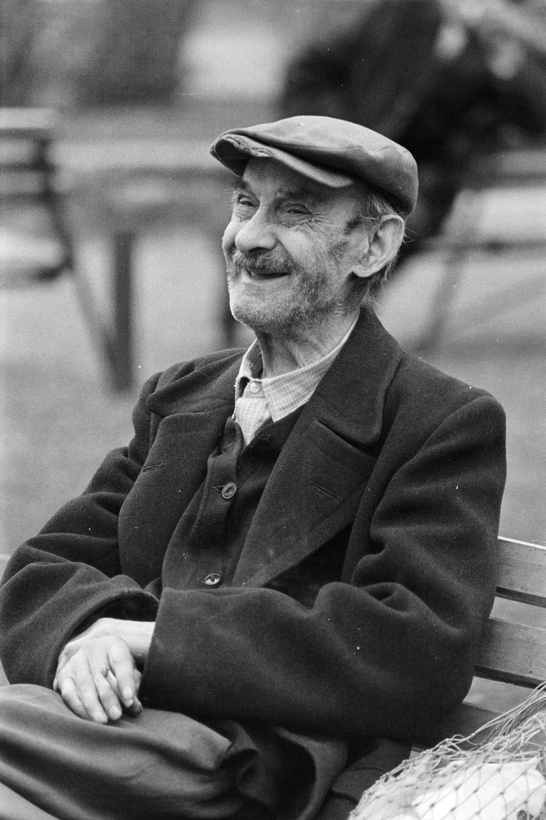 Hungary, Budapest VI., Hunyadi tér., 1973, Kereki Sándor, Budapest, smoking, old person, man, bench, Fortepan #206022