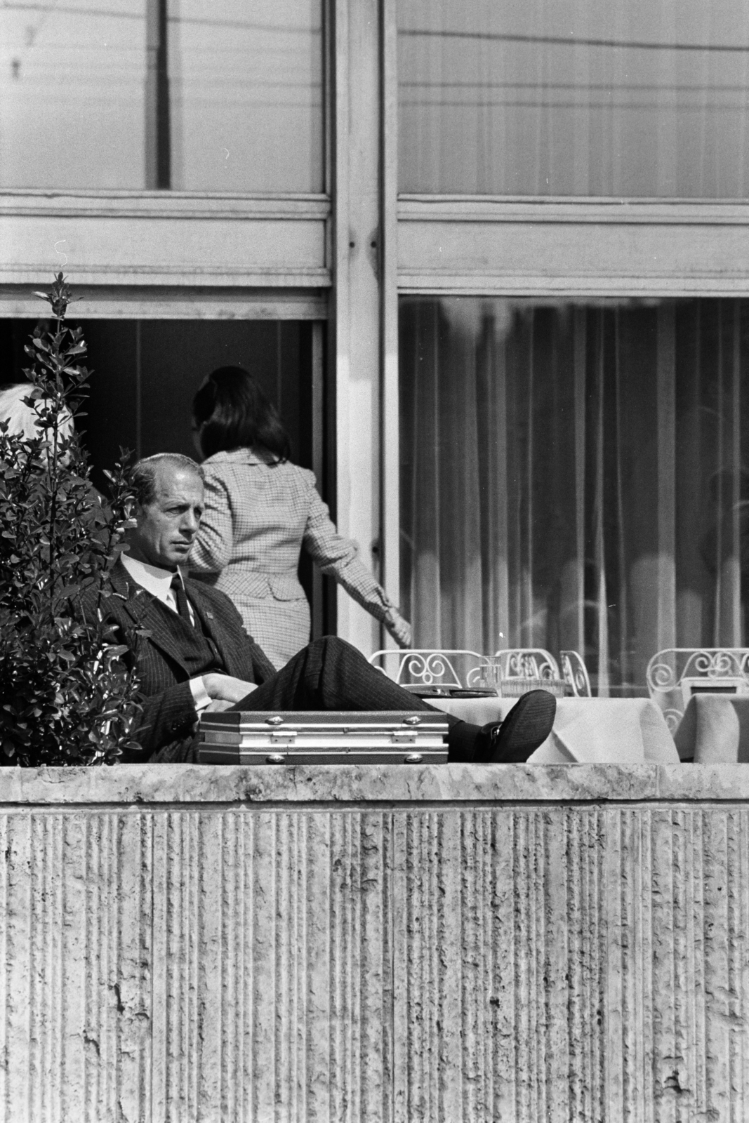 Hungary, Budapest V., Dunakorzó, a Hotel Duna Intercontinental terasza., 1979, Kereki Sándor, Budapest, attaché case, waiting, Fortepan #206047