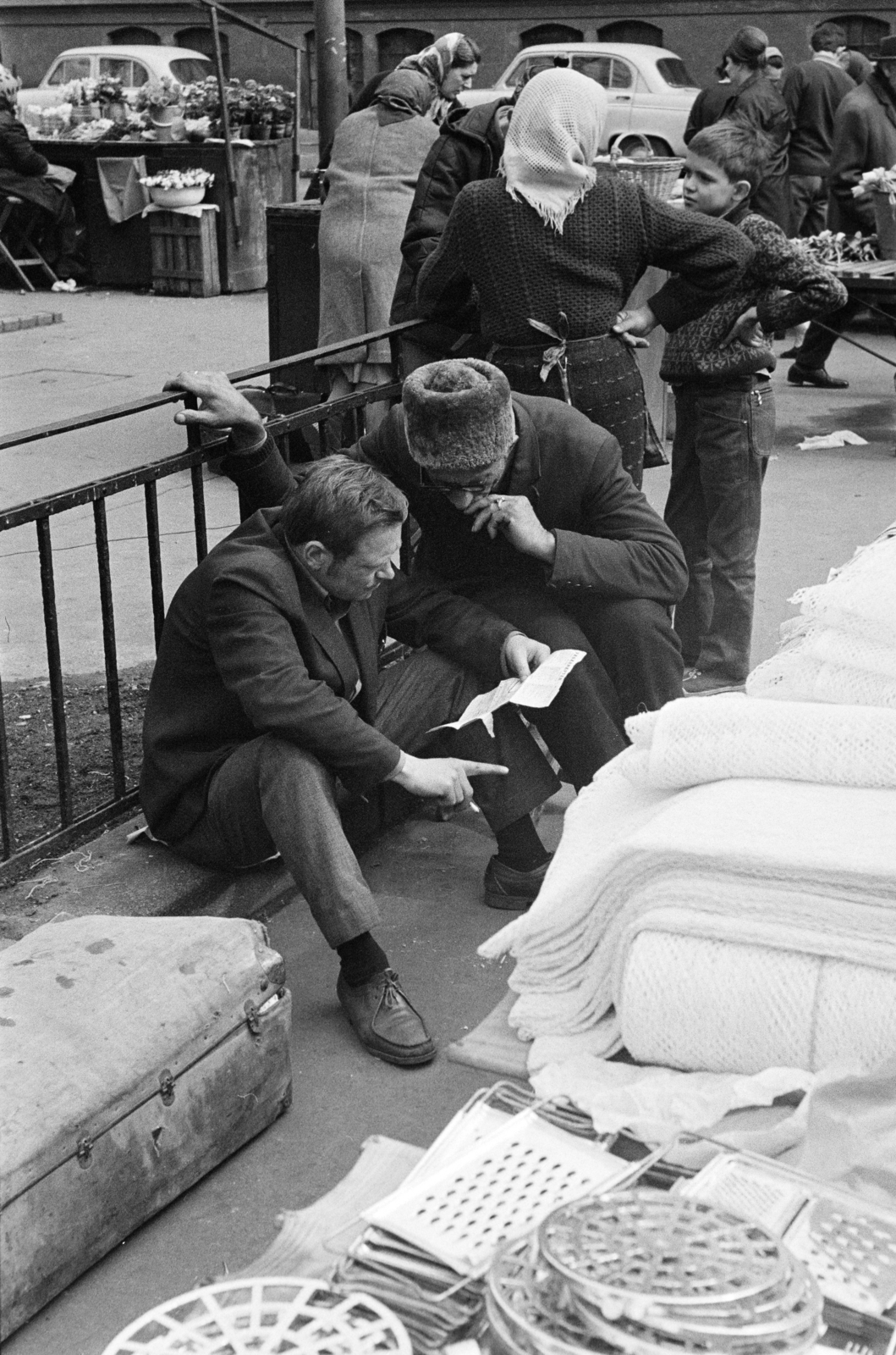 Hungary, Budapest VI., Hunyadi tér, piac a Vásárcsarnok előtt., 1972, Kereki Sándor, Budapest, men, reading, Fortepan #206048