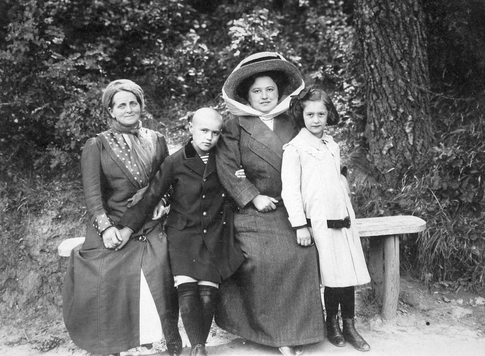 1916, Fortepan, woods, hat, tableau, women, kids, bench, close-cropped, hold hands, hold upper arms, Fortepan #20605