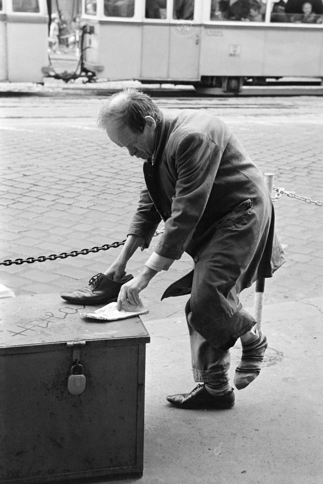 Hungary, Budapest XIII.,Budapest V., a felvétel a Nyugati (Marx) tér 5. számú ház előtt készült., 1972, Kereki Sándor, shoe polishing, Budapest, Fortepan #206054