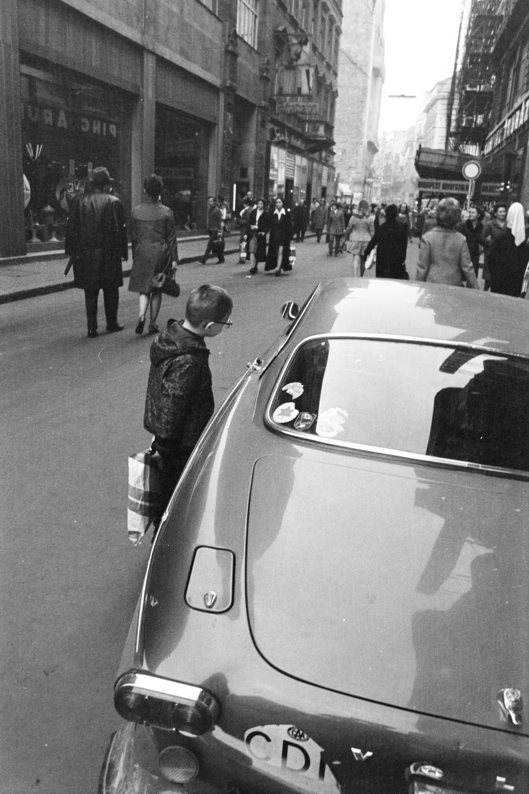 Magyarország, Budapest V., Váci utca, szemben a Régi posta utca felé vezető szakasz látszik, a felvétel a Párizsi utca sarkán készült., 1974, Kereki Sándor, Volvo P1800, Budapest, kisfiú, kíváncsiság, Fortepan #206057