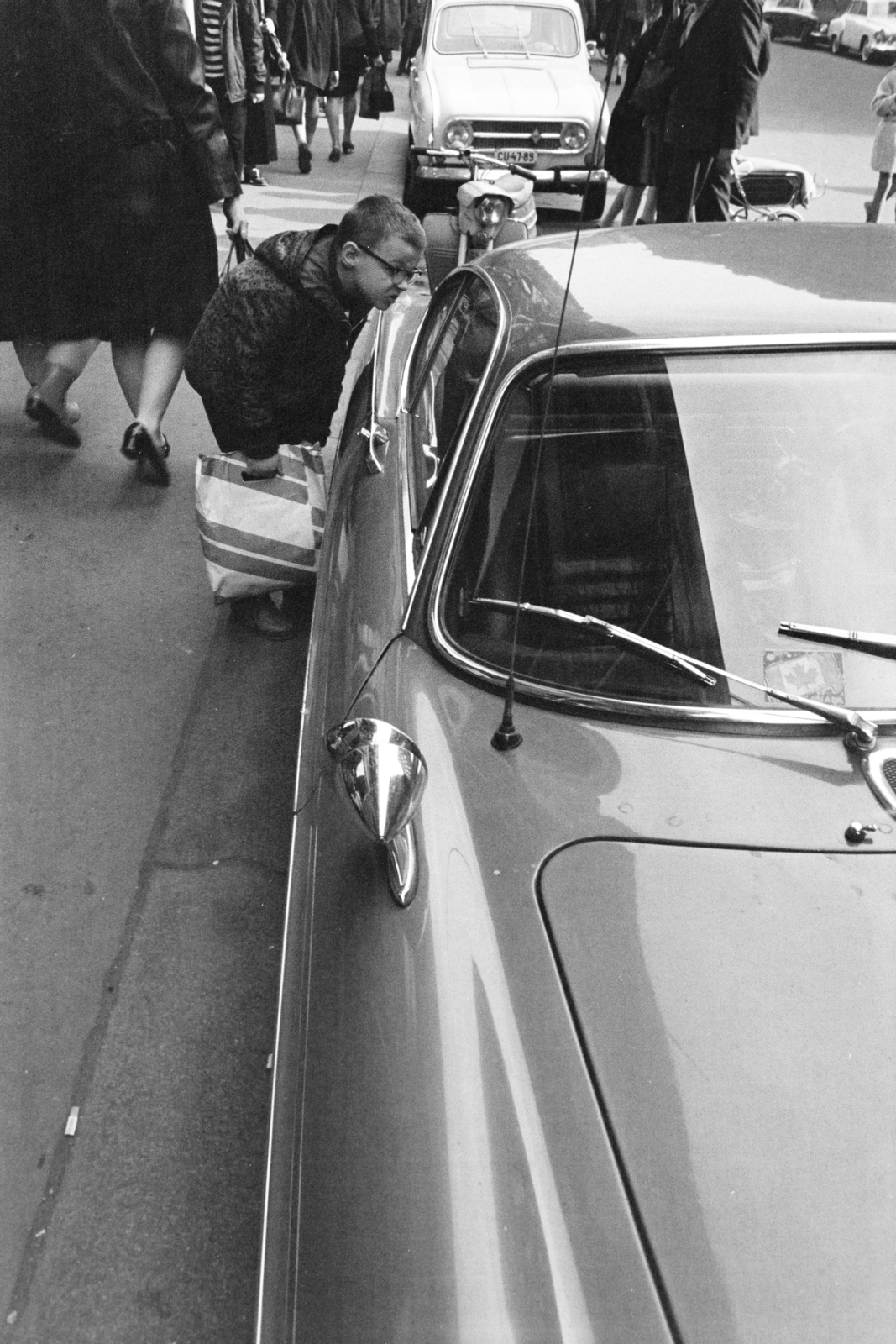 Magyarország, Budapest V., Váci utca, a felvétel a Párizsi utca sarkán készült., 1974, Kereki Sándor, Renault 4, Volvo P1800, Budapest, kisfiú, kíváncsiság, leselkedő, Fortepan #206058