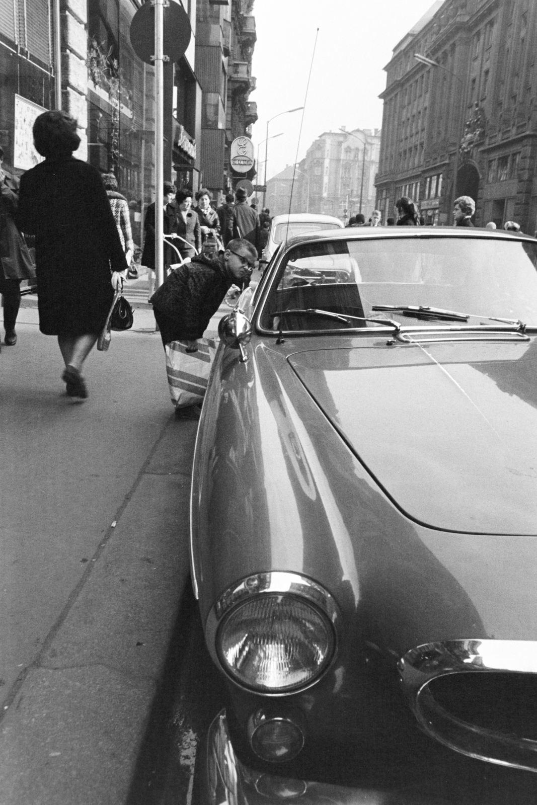 Magyarország, Budapest V., Váci utca, szemben a Szabad sajtó út felé vezető szakasz látszik, a felvétel a Párizsi utca sarkán készült., 1974, Kereki Sándor, Renault 4, Volvo P1800, Budapest, kisfiú, leselkedő, Fortepan #206059