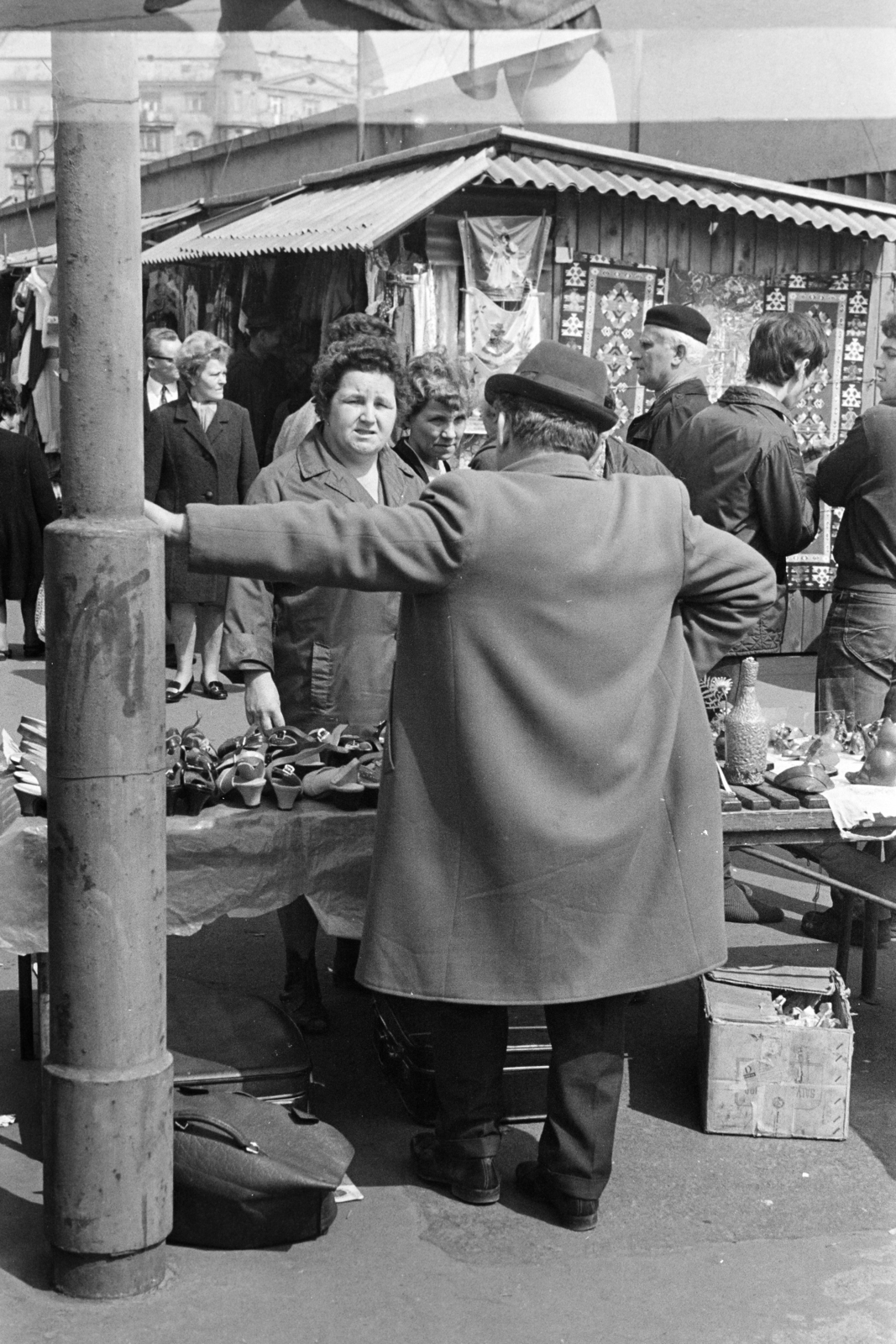 Magyarország, Budapest XIII., Lehel (Élmunkás) téri piac, háttérben a Bulcsú utca - Kassák Lajos utca sarkán álló ház részlete látszik., 1974, Kereki Sándor, Budapest, árus, kismamacipő, Fortepan #206060