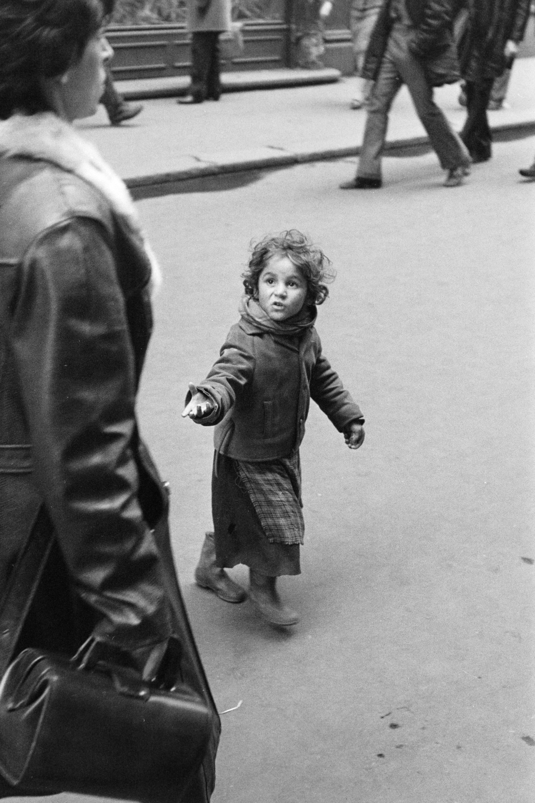 Hungary, Budapest V., Váci utca., 1976, Kereki Sándor, Budapest, beggar, kid, Fortepan #206068