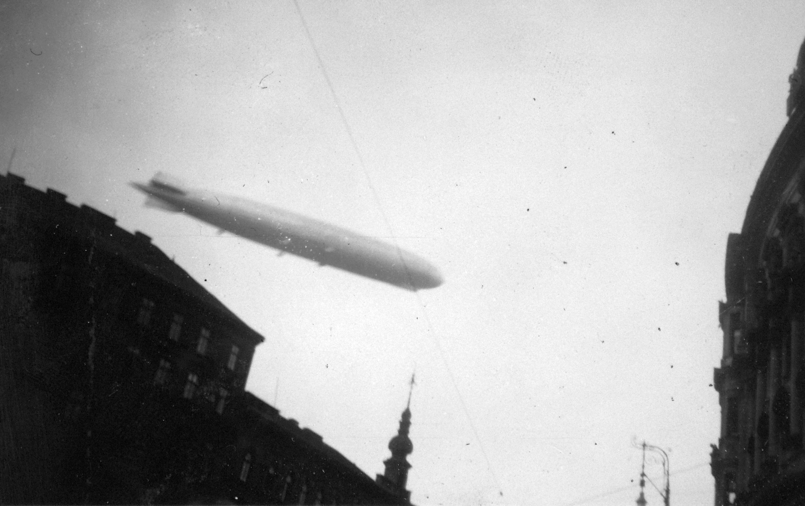 Hungary, Budapest V.,Budapest XIII., Szent István (Lipót) körút a Nyugati (Berlini) térnél. 1931. március 29. Graf Zeppelin léghajó a házak felett., 1931, Fortepan, air-ship, Budapest, Fortepan #20607