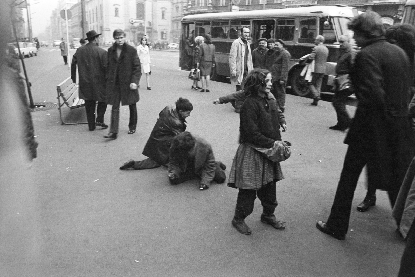 Hungary, Budapest V., Ferenciek tere (Felszabadulás tér), háttérben a Belvárosi Ferences templom., 1970, Kereki Sándor, Budapest, boys, pedestrian, gypsy, Fortepan #206072