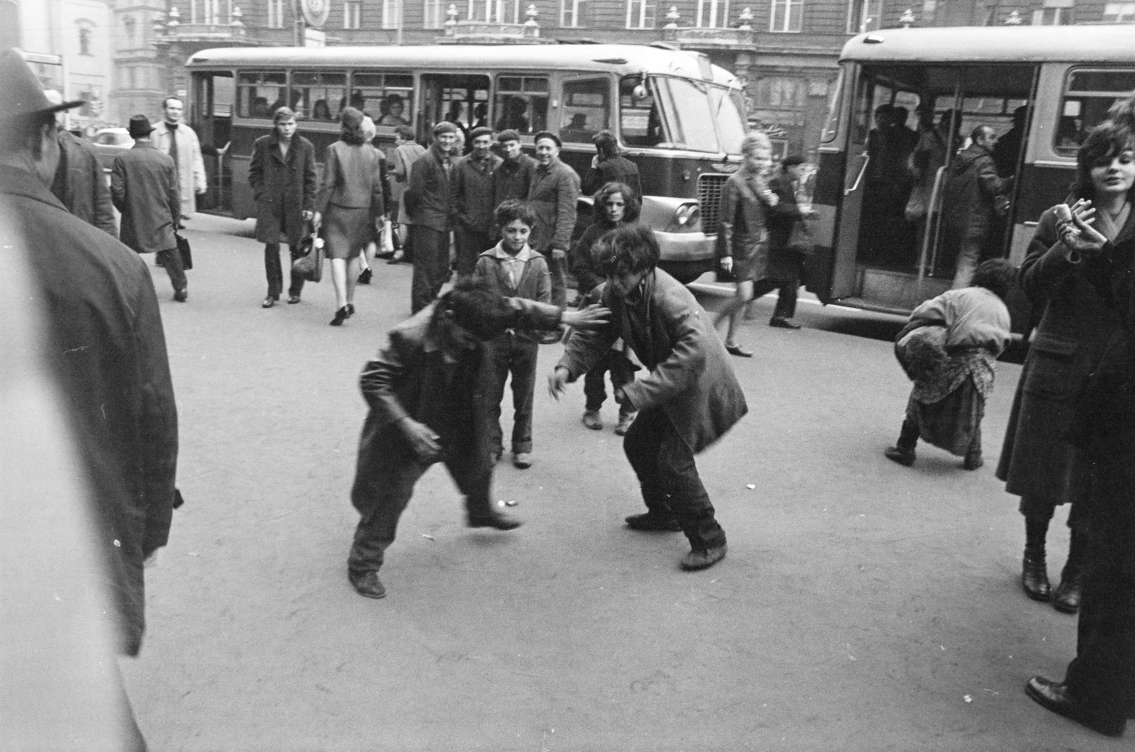 Magyarország, Budapest V., Ferenciek tere (Felszabadulás tér)., 1970, Kereki Sándor, Budapest, bámészkodás, fiúk, járókelő, cigányság, Fortepan #206073