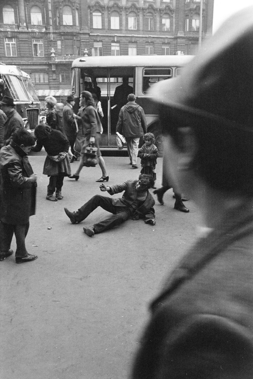 Hungary, Budapest V., Ferenciek tere (Felszabadulás tér)., 1970, Kereki Sándor, Budapest, boys, gypsy, Fortepan #206074