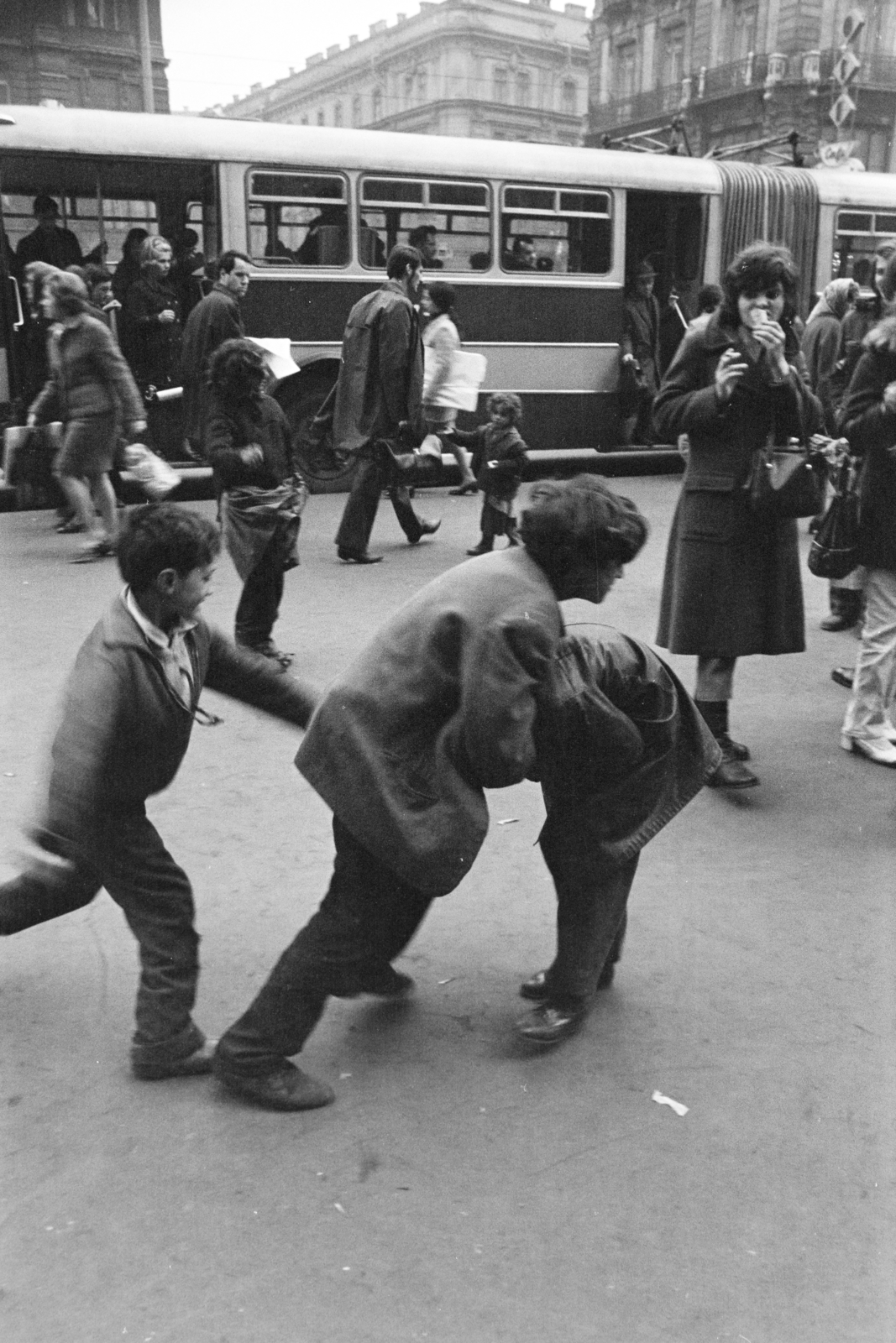 Hungary, Budapest V., Ferenciek tere (Felszabadulás tér)., 1970, Kereki Sándor, Budapest, gaping, boys, fight, gypsy, Fortepan #206075