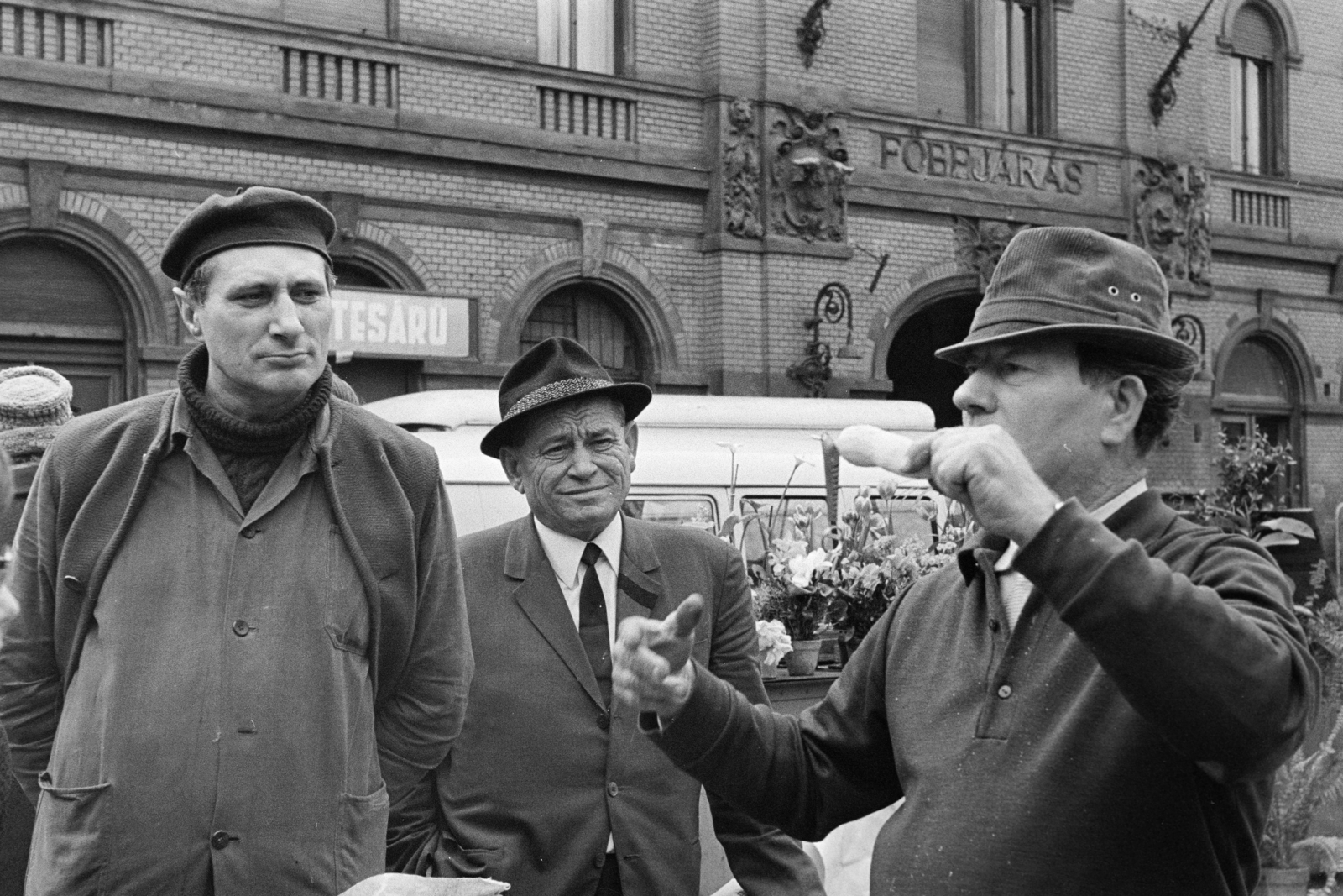 Hungary, Budapest VI., Hunyadi tér, piac a Vásárcsarnok előtt., 1975, Kereki Sándor, market, Budapest, label, Fortepan #206085