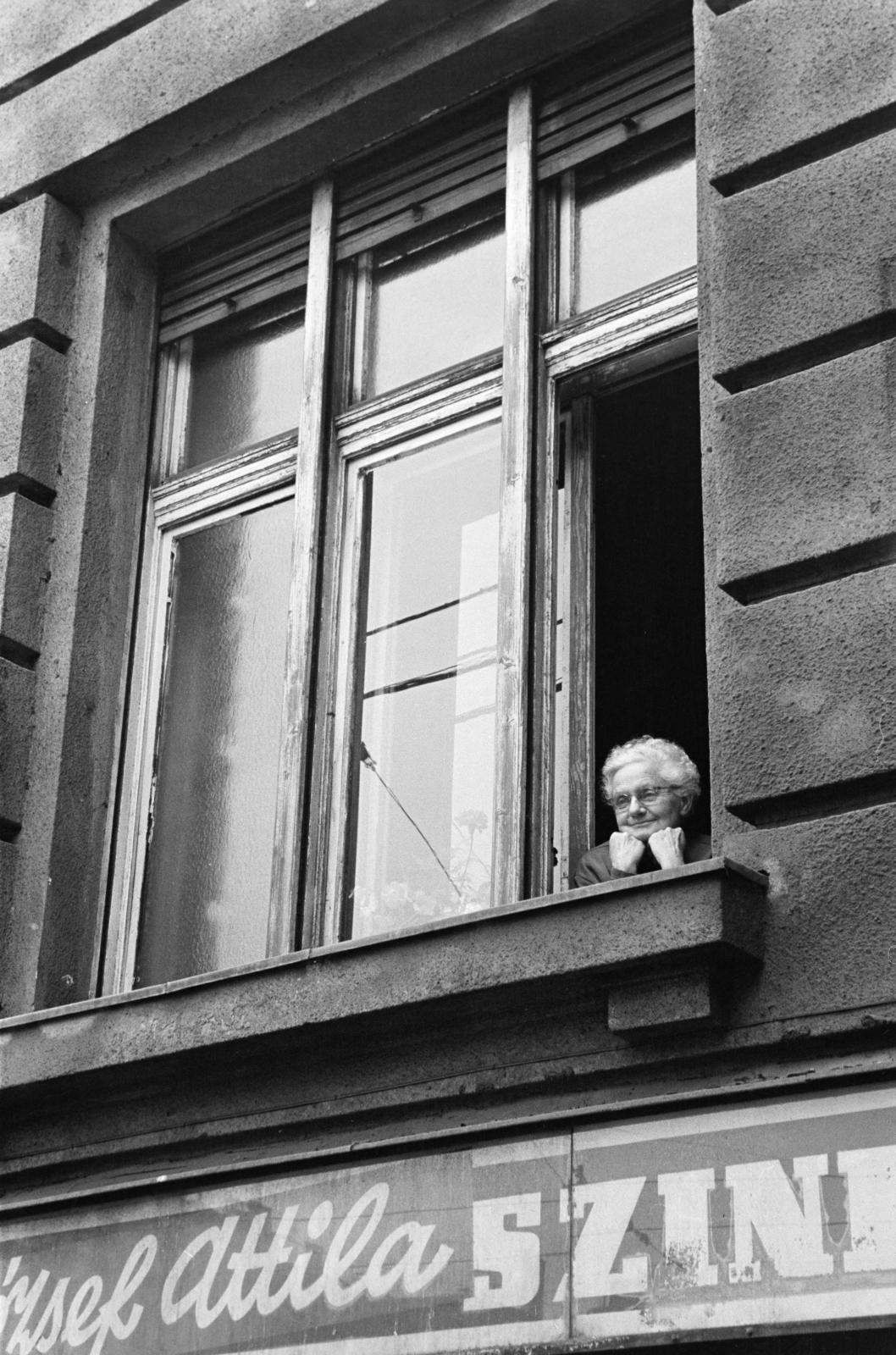 Hungary, Budapest XIII., a Visegrádi utca 3-as számú sarokház Kádár utcai oldala., 1971, Kereki Sándor, Budapest, Best of, old person, gaping, window, leaning out of the window, Fortepan #206098